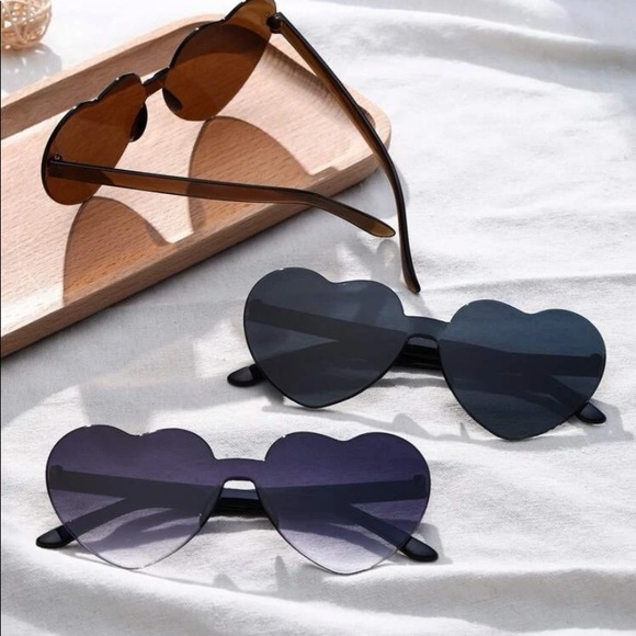 SHEIN Accessories - 🔹ＳＯＬＤ🔹•heart sunglasses•
